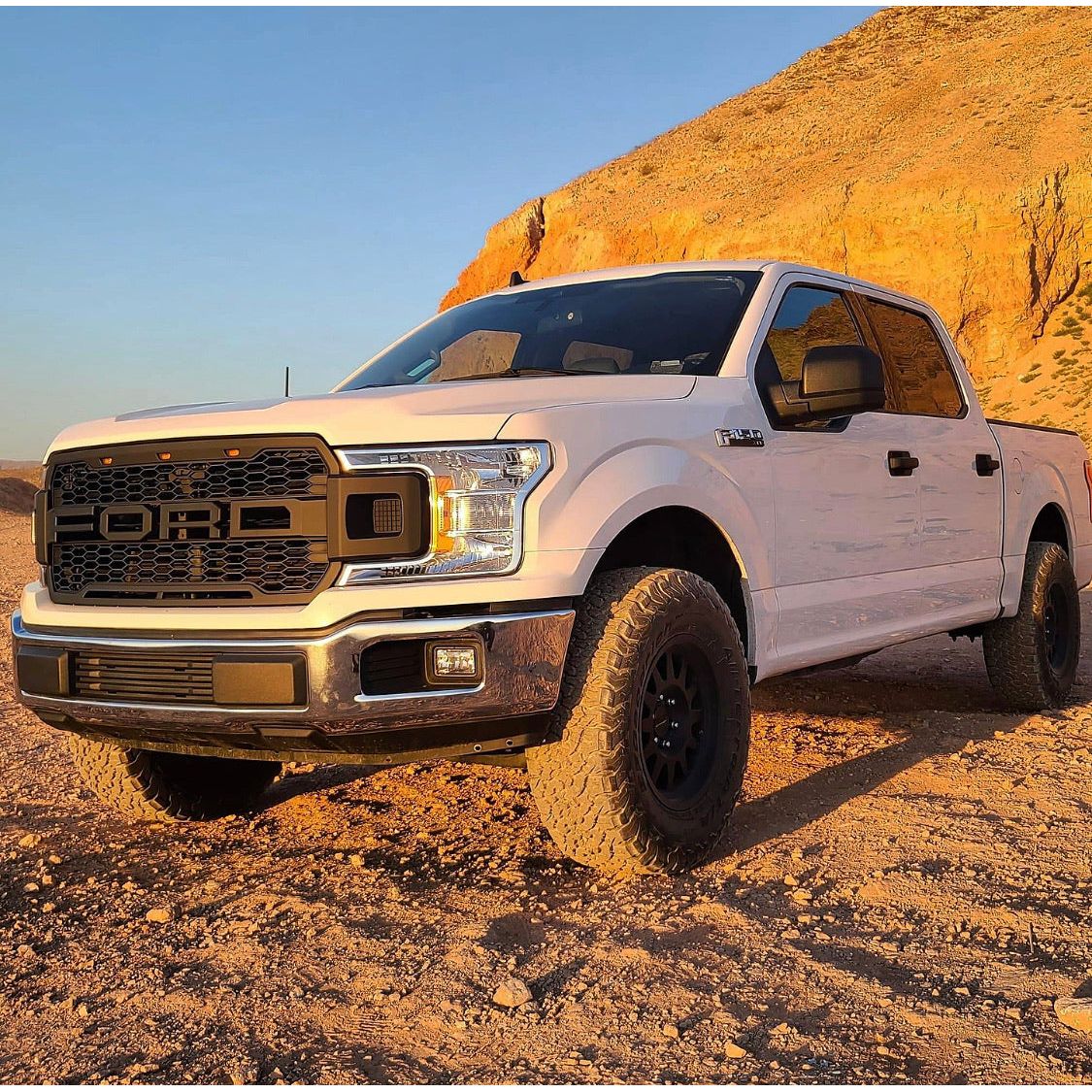 2018-2020 Ford F150 - Raptor Style Grille With 2 Side lights